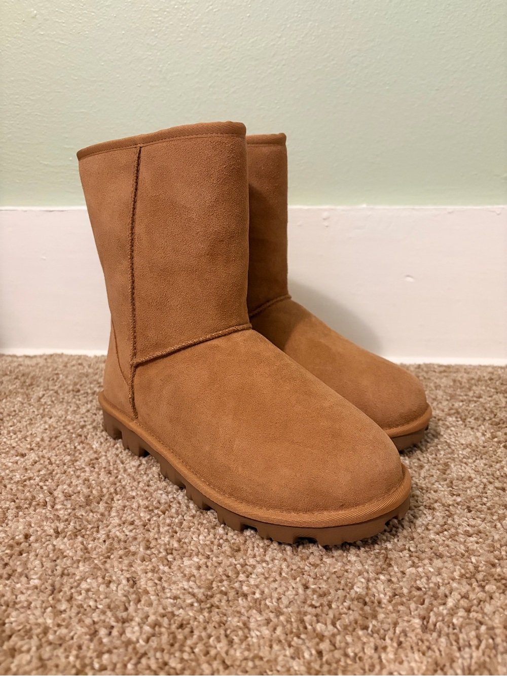 NWOB UGG Lug Sole Mid-Boot